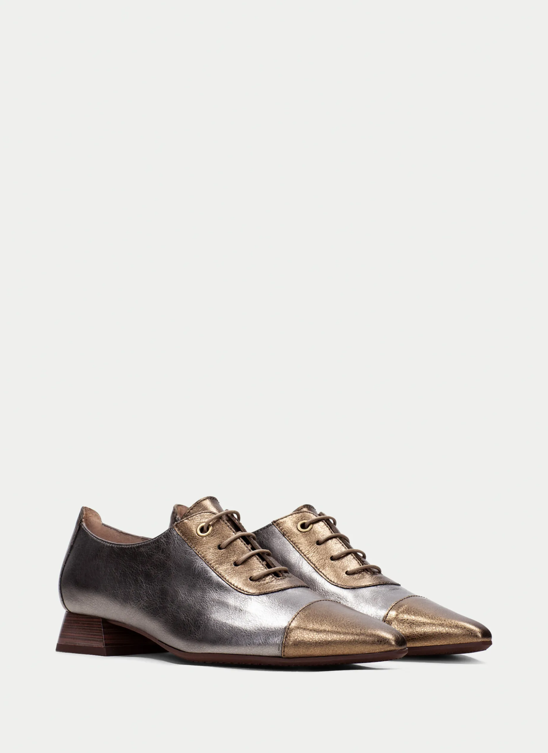 Sapatos rasos dali ouro-aço